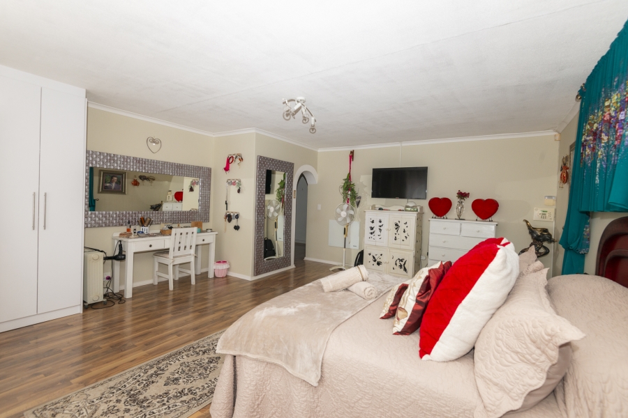 5 Bedroom Property for Sale in Middedorp Western Cape